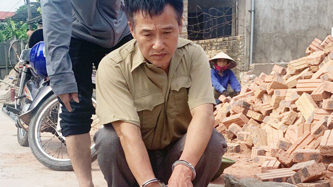 Khám nhà "trùm" ma túy ở Bắc Giang, công an thu giữ đủ loại súng đạn và ma túy