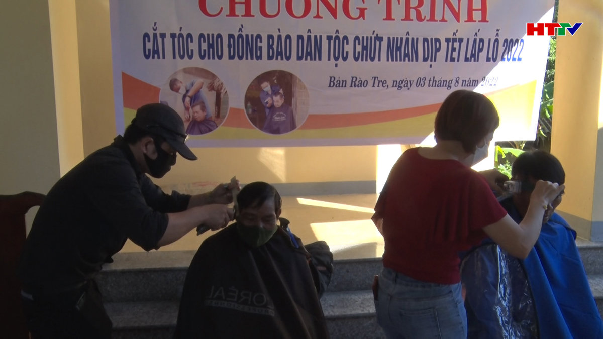 Hoạt động khám bệnh, cắt tóc, tặng quà đồng bào dân tộc Chứt