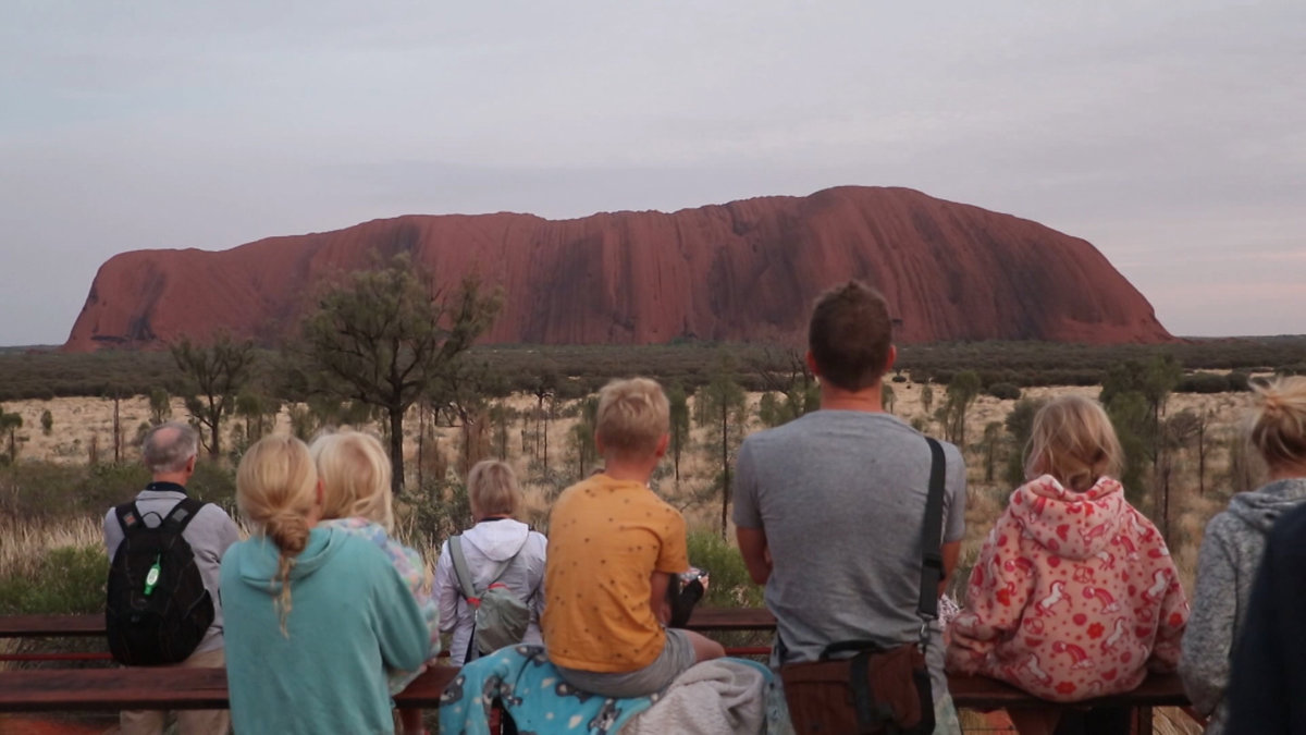 Khám phá núi thiêng Uluru - Trái tim của Australia