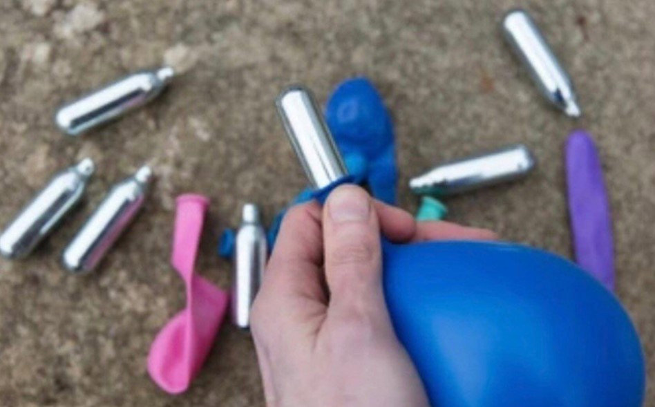 Nghiện khí cười, cô gái ngồi xe lăn ở tuổi 26