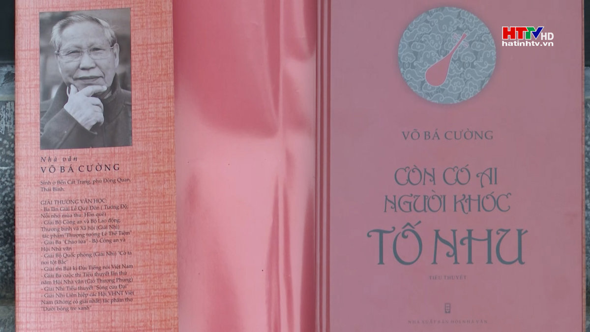 Dâng sách tại khu di tích Đại Thi hào Nguyễn Du