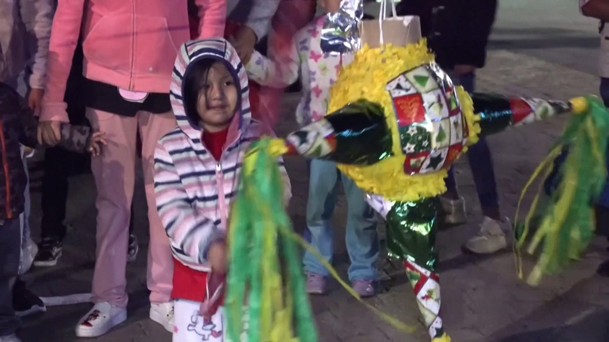 Lễ hội đập Pinata đón Giáng sinh ở Mexico