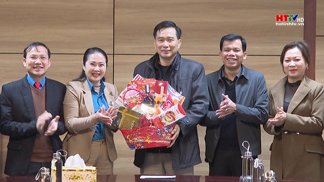 Liên đoàn Lao động tỉnh chúc tết Đài PT&TH và các đơn vị