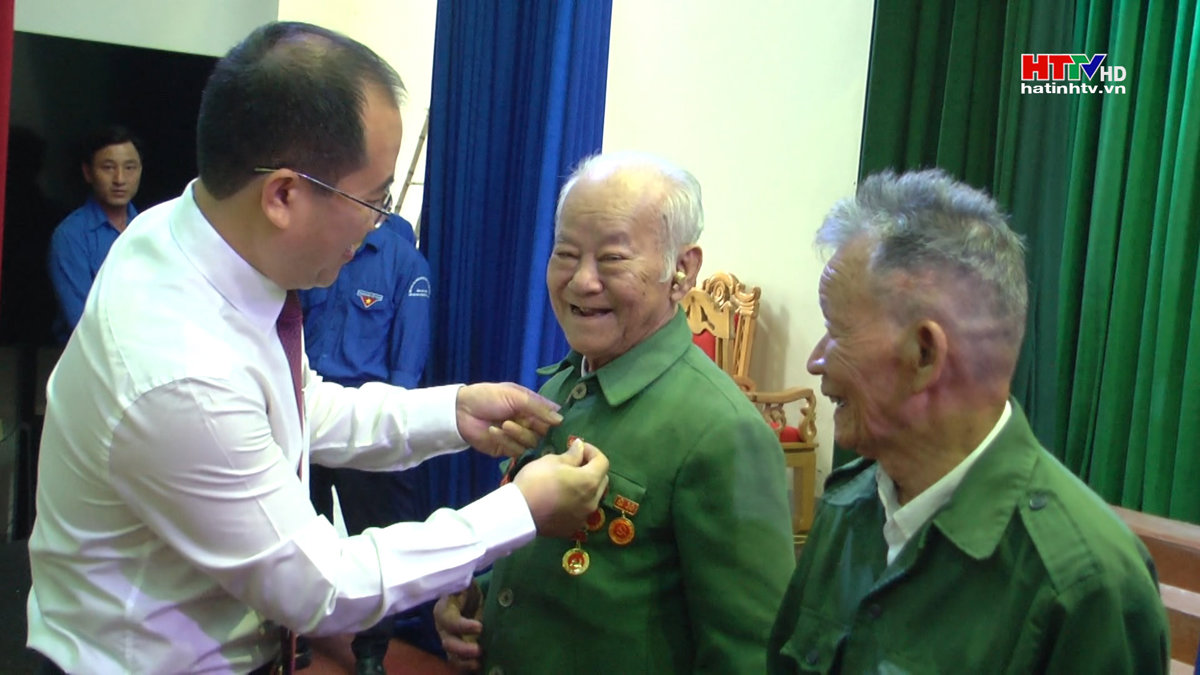 Lộc Hà trao tặng Huy hiệu Đảng cho các đảng viên