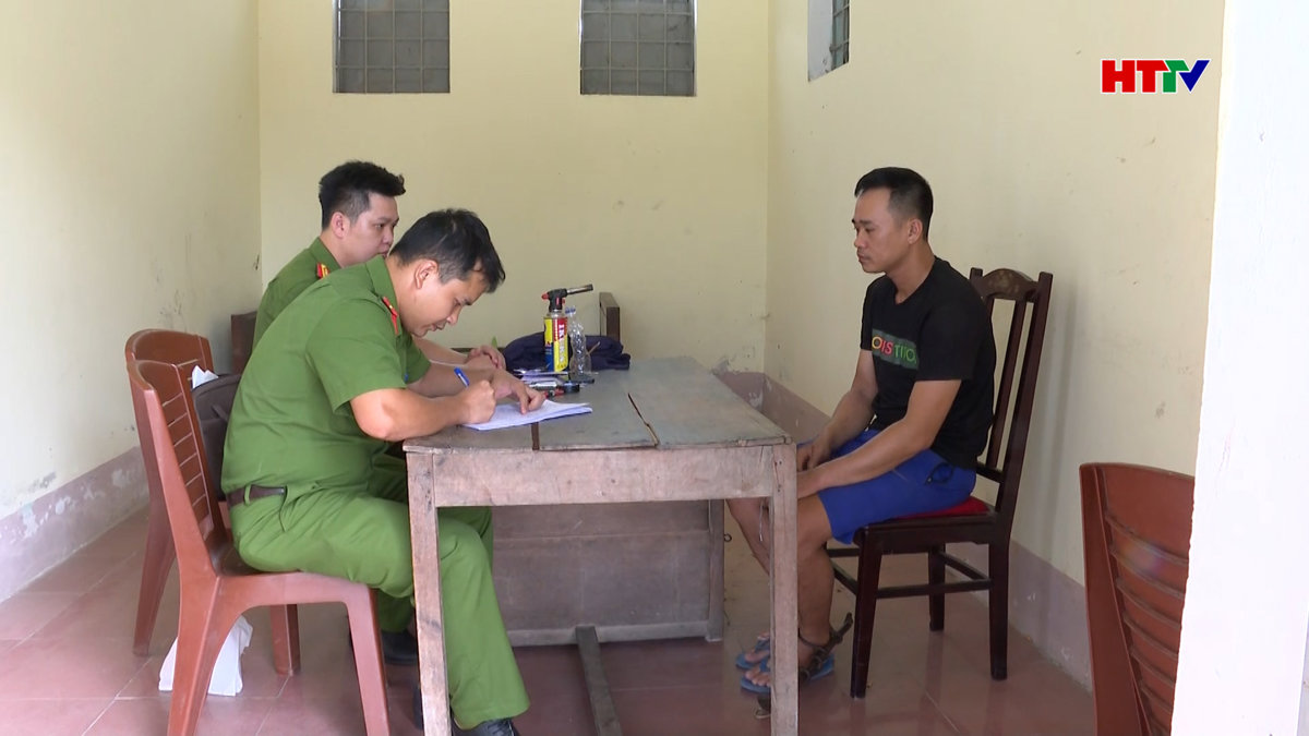 Công an huyện Đức Thọ bắt giữ đối tượng thu 104 viên hồng phiến