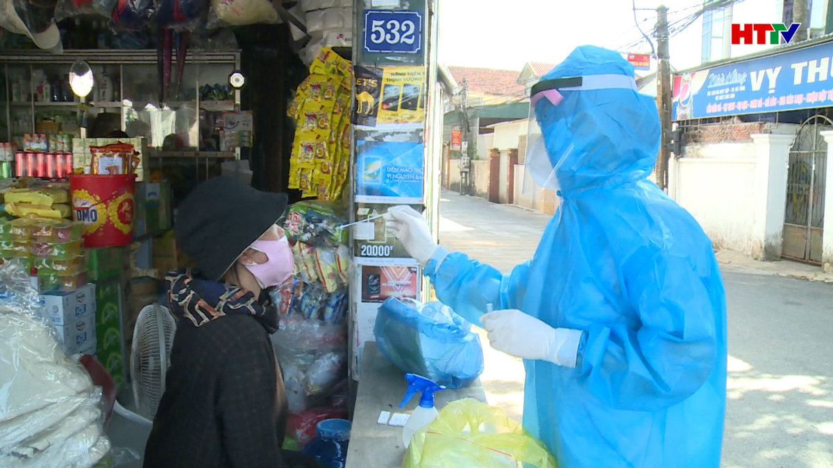 Thành phố Hà Tĩnh xét nhiệm nhanh cho các hộ buôn bán trên QL 1A