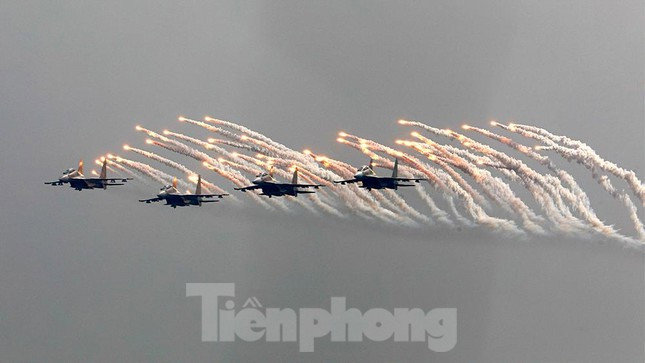 Mãn nhãn trước màn Su-30MK2 thả pháo sáng trên bầu trời Hà Nội