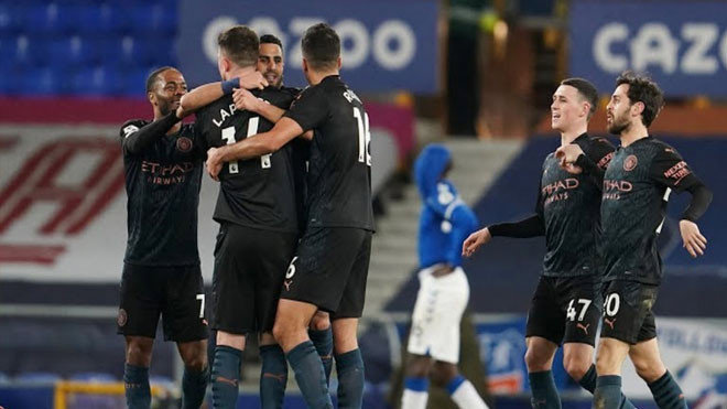 “Đè bẹp” Everton, Man City hơn MU tới 10 điểm trong cuộc đua vô địch