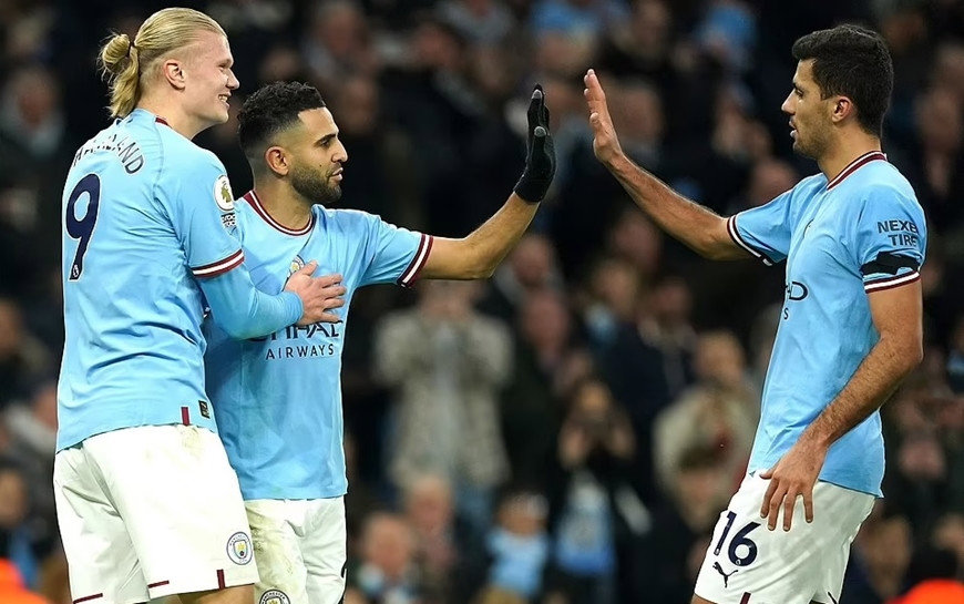 Man City rút ngắn cách biệt điểm số với Arsenal