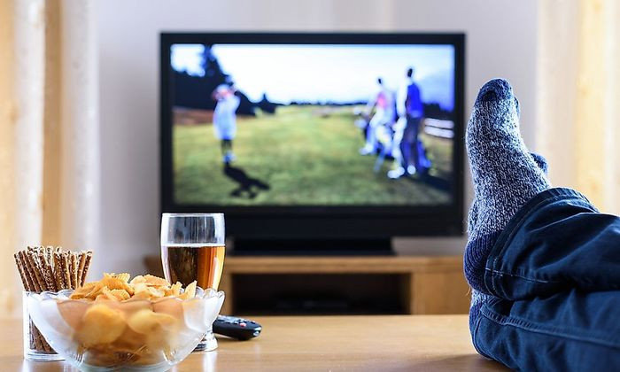 Thức khuya mùa World Cup: 4 mẹo "vàng" giúp người hâm mộ giữ sức