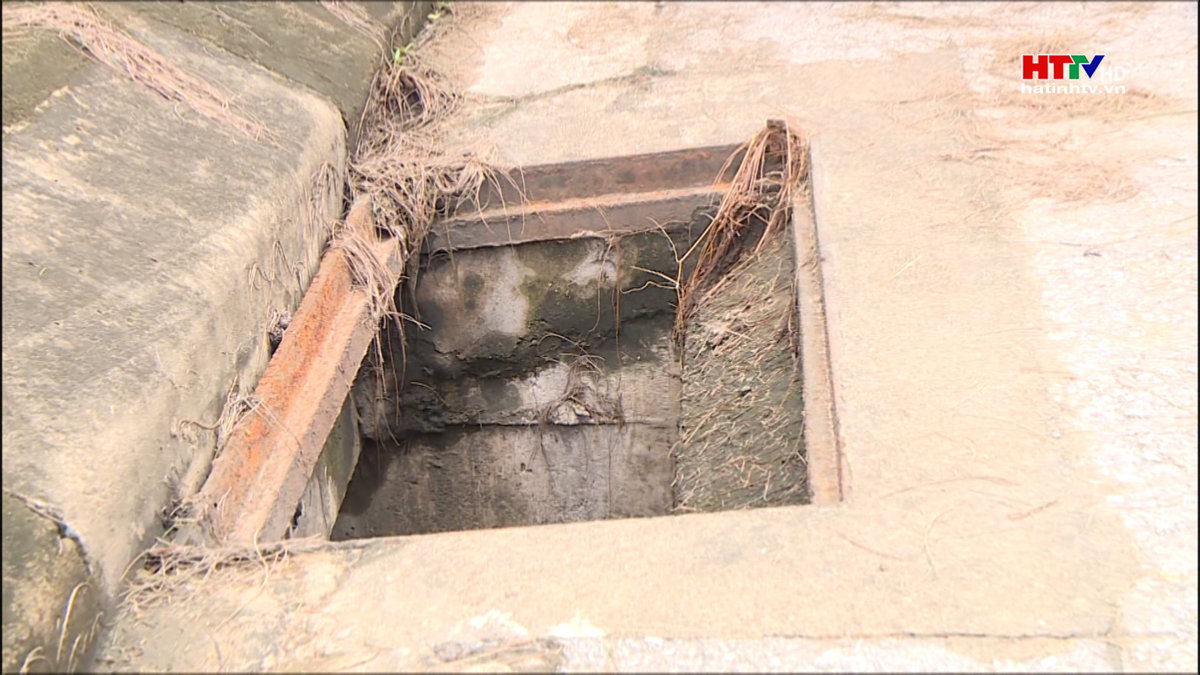 Hố ga, miệng cống “bẫy” người đi đường