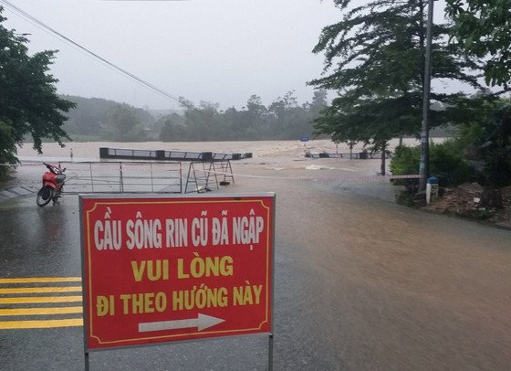 Mưa lớn gây ngập sâu, nhiều tuyến đường bị chia cắt, hơn 20.000 học sinh miền núi Quảng Ngãi nghỉ học