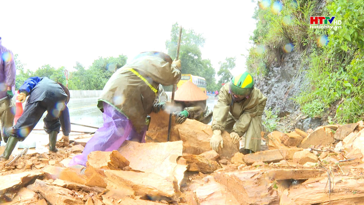 Mưa lớn gây sạt lở tại nhiều địa phương