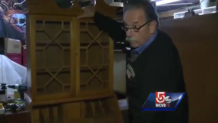 Chi hơn 800.000 mua chiếc bàn cũ, người đàn ông sửng sốt phát hiện “kho báu” bạc tỷ