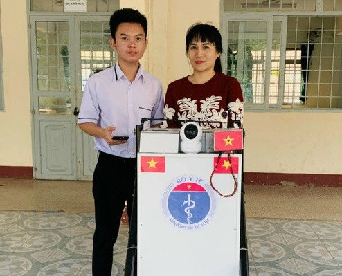 Nam sinh sáng chế robot, thay nhân viên y tế chăm sóc bệnh nhân mắc COVID-19