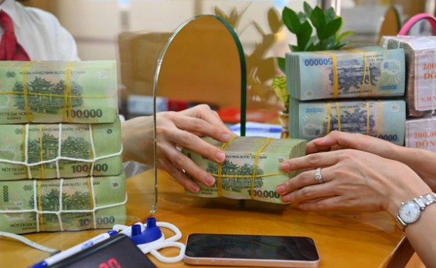 Lãi suất giảm, tiền người dân gửi ngân hàng vẫn tăng kỷ lục
