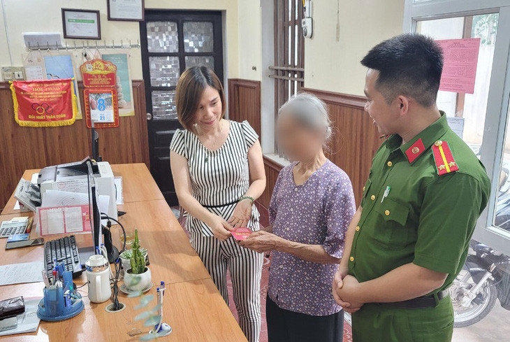 Nghe cuộc gọi lạ, cụ bà 80 tuổi suýt bị lừa 100 triệu đồng