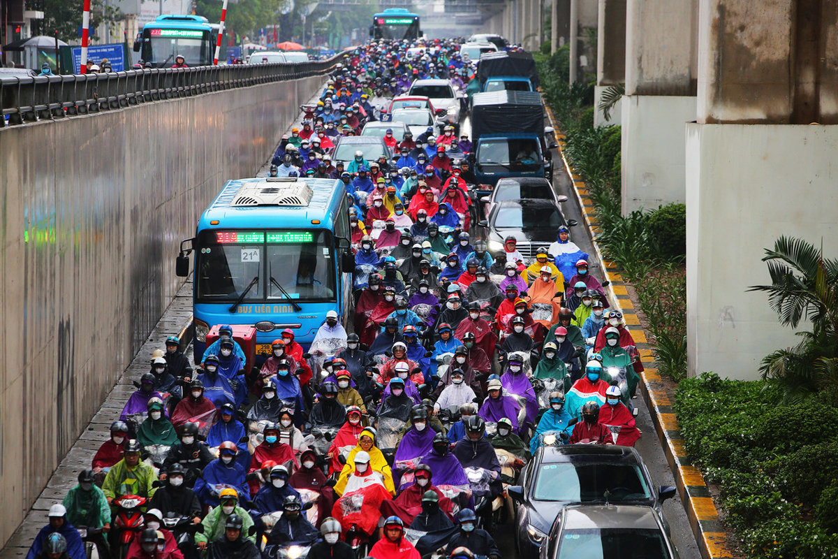 Người dân Thủ đô chật vật trong cảnh tắc đường, xe cộ nhích từng mét trong mưa rét