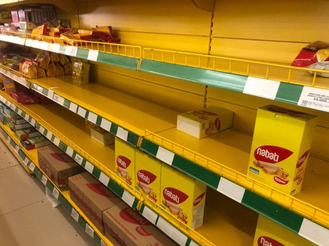 Người dân TP.HCM đổ ra đường, mua thực phẩm tích trữ trước ngày 23/8