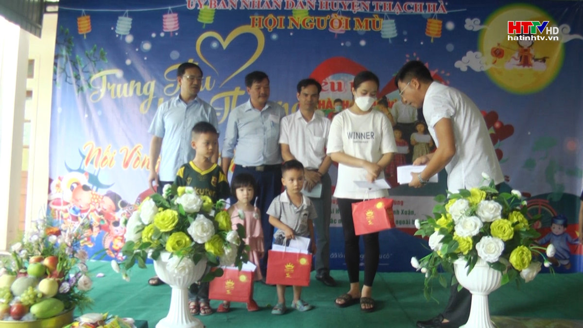 Hội Người mù Thạch Hà tổ chức tết Trung thu sớm cho con hội viên