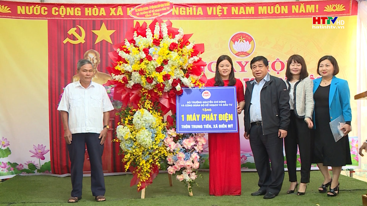 Bộ trưởng Bộ KĐ&ĐT dự ngày đại đoàn kết ở Hương Khê