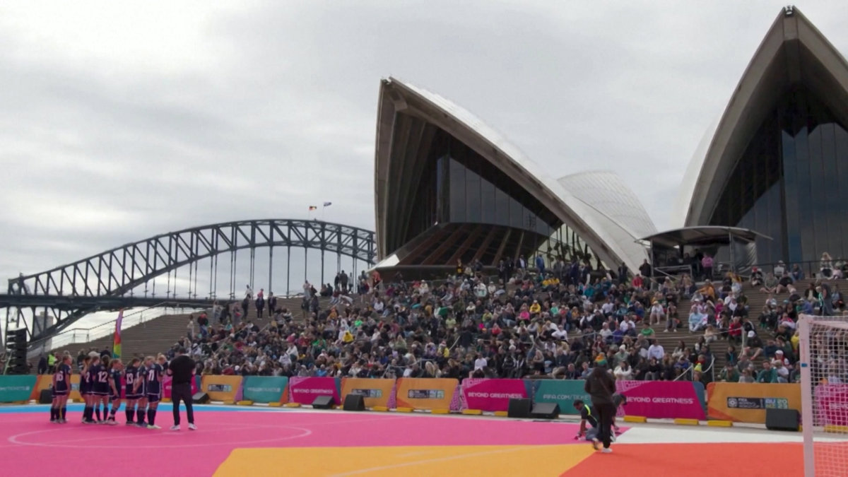 Nhà hát Sydney biến thành “sân bóng”