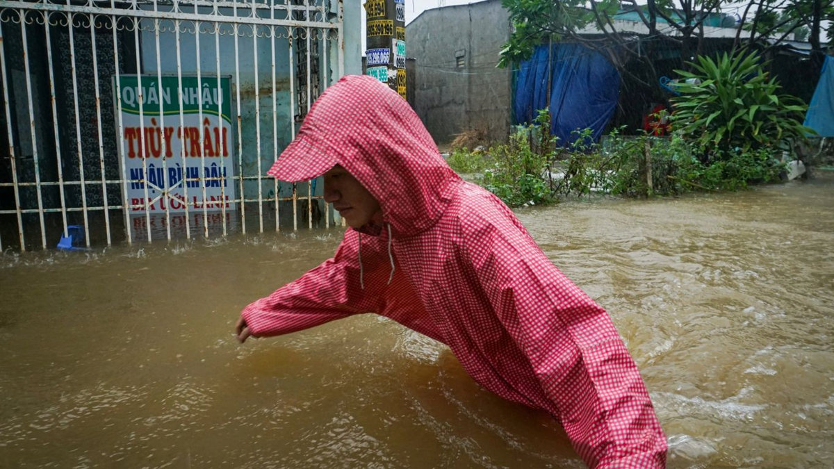 Hậu quả mưa lũ miền Trung: 2 người chết, 1.500 ngôi nhà bị ngập