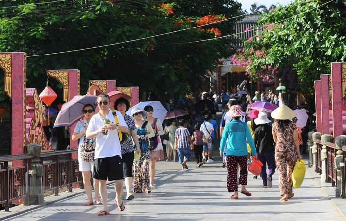 Những nghề nghiệp "nhạy cảm" bị cấm tham gia tour du lịch tại một tỉnh ở Trung Quốc