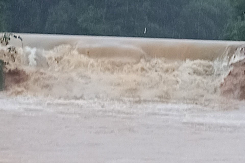 Nước lũ lên nhanh gây vỡ đập, người dân Hương Khê cuống cuồng ứng phó