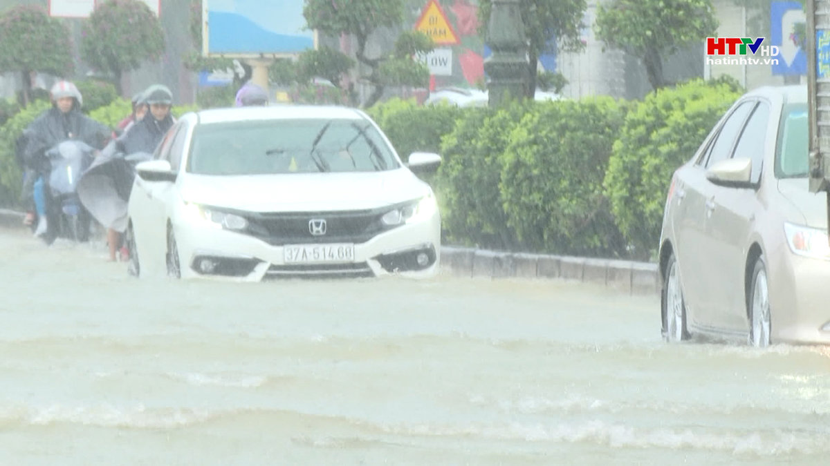 Mưa lớn gây ngập sâu một số tuyến đường