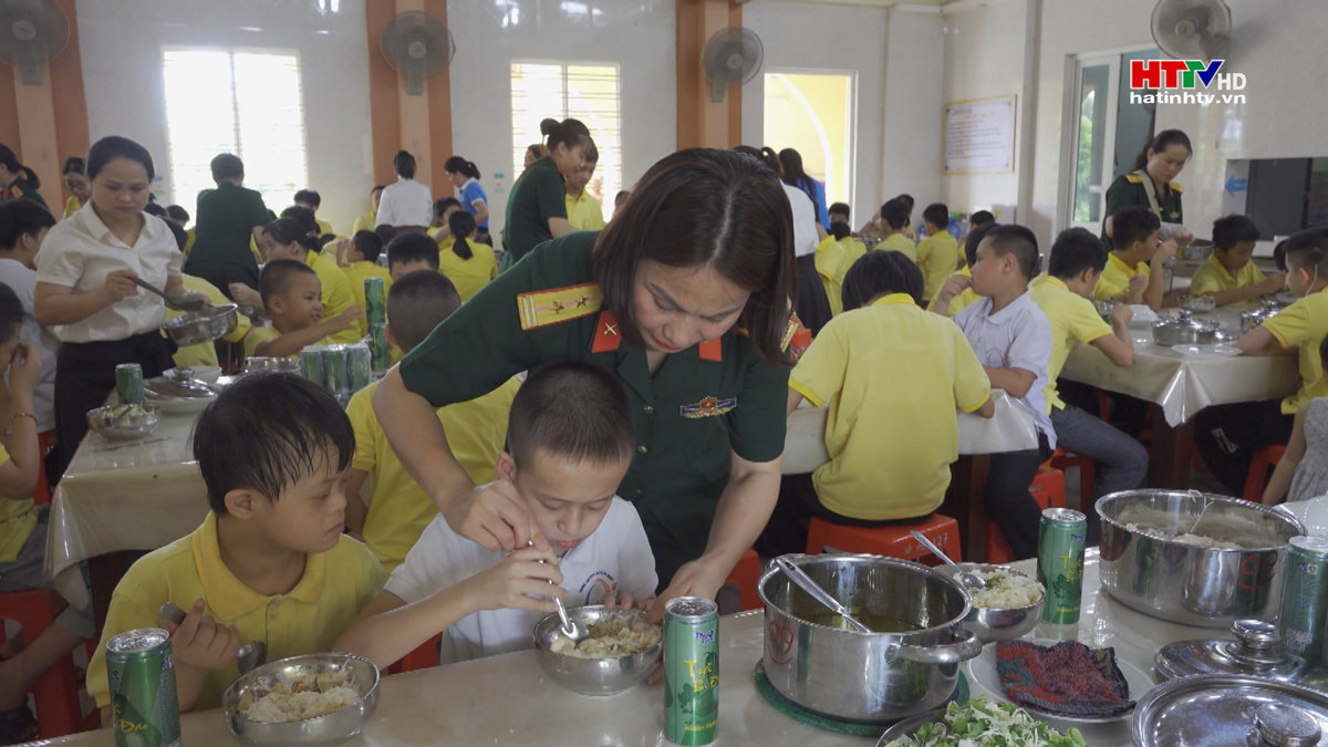 Phụ nữ Bộ Chỉ huy Quân sự tỉnh tặng quà trẻ em khuyết tật