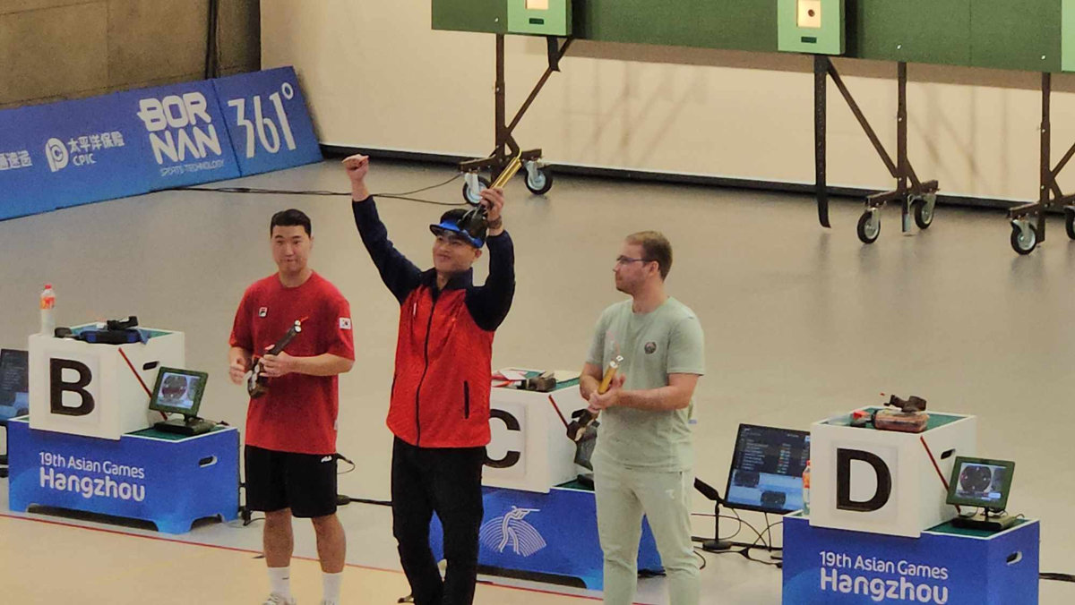 Hải Phòng thưởng hơn 300 triệu đồng tới thầy trò xạ thủ Quang Huy