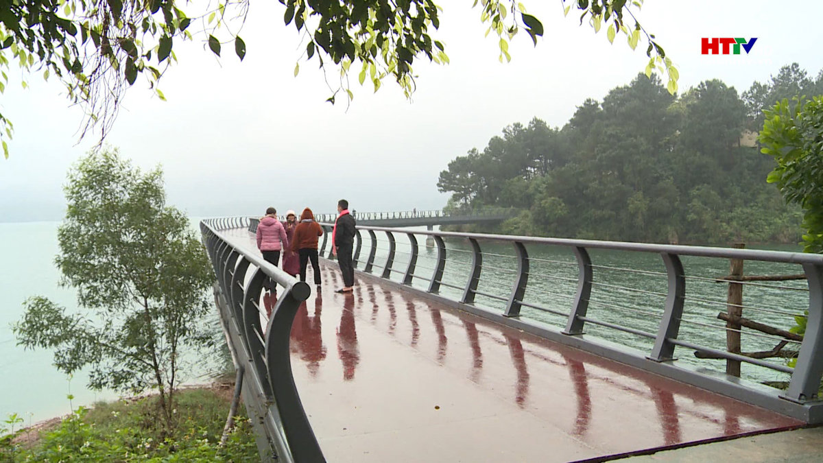 Rác thải du lịch gây ô nhiễm môi trường hồ Kẻ Gỗ