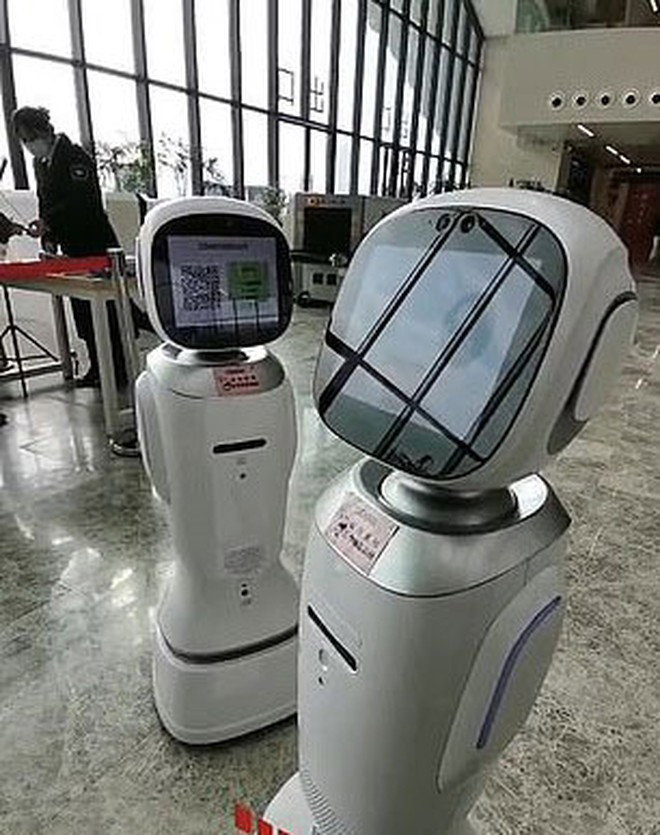 Hai robot cãi nhau trong thư viện ở Trung Quốc