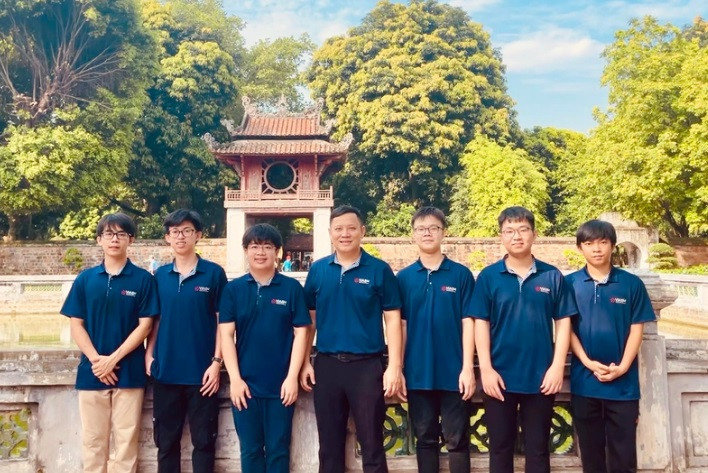 Việt Nam giành 2 huy chương Vàng Olympic Toán quốc tế với điểm tuyệt đối