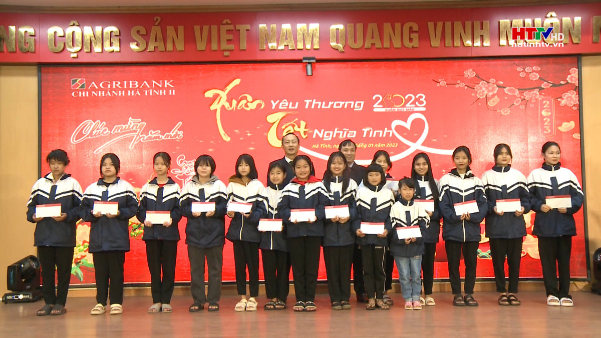 Ngân hàng Agribank chi nhánh Hà Tĩnh II tặng quà Tết người nghèo Thành phố