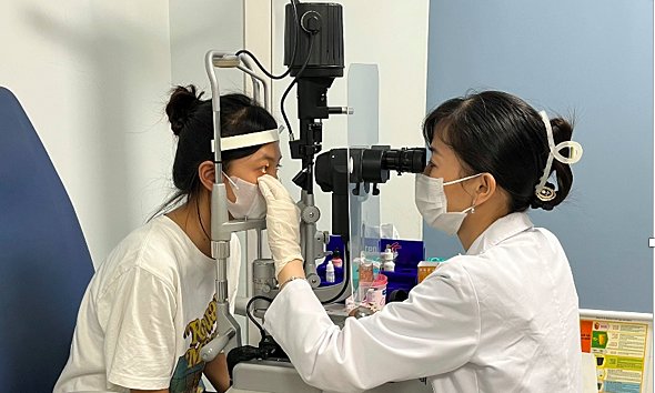 Tác hại của việc đeo kính áp tròng không phải ai cũng biết