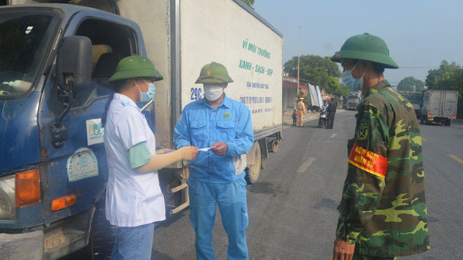 Tạm giam 2 cán bộ y tế ở Thái Bình nhận hối lộ để công nhân qua chốt