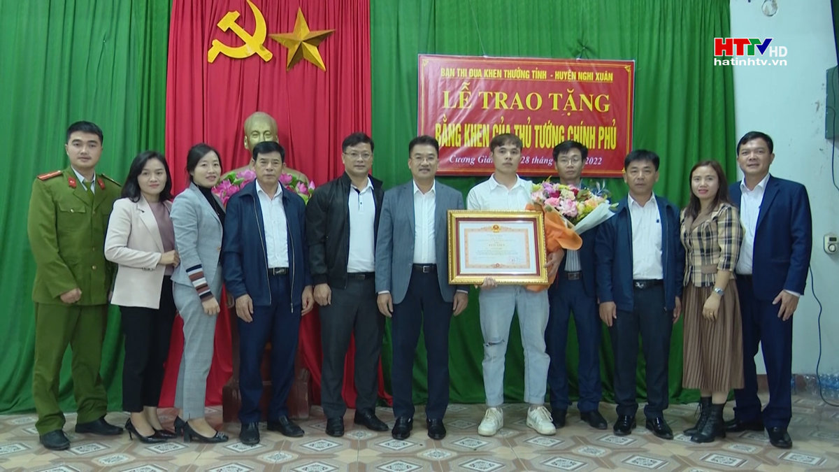 Trao Bằng khen của Thủ tướng cho người cứu hai trẻ đuối nước