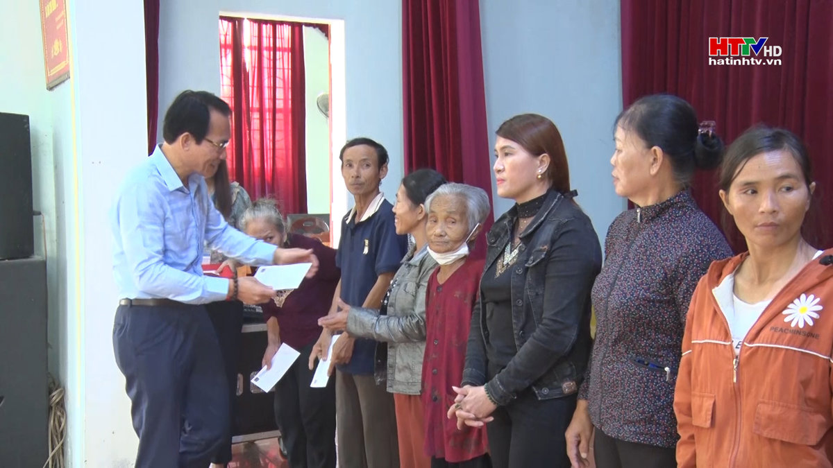 Ban Dân vận và Cảnh sát biển trao quà cho ngư dân phía bắc