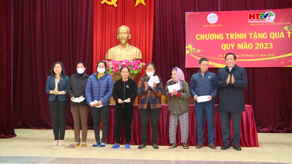 Hội người cao tuổi Việt Nam tặng quà hội viên