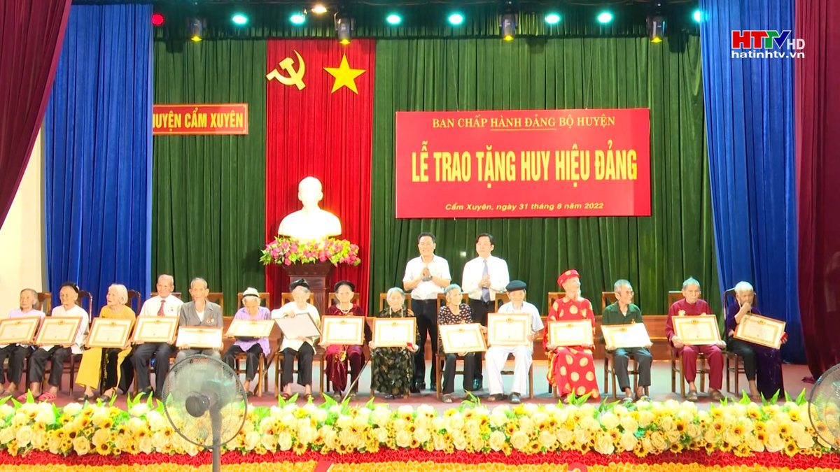 Cẩm Xuyên có 253 đảng viên được trao tặng Huy hiệu Đảng