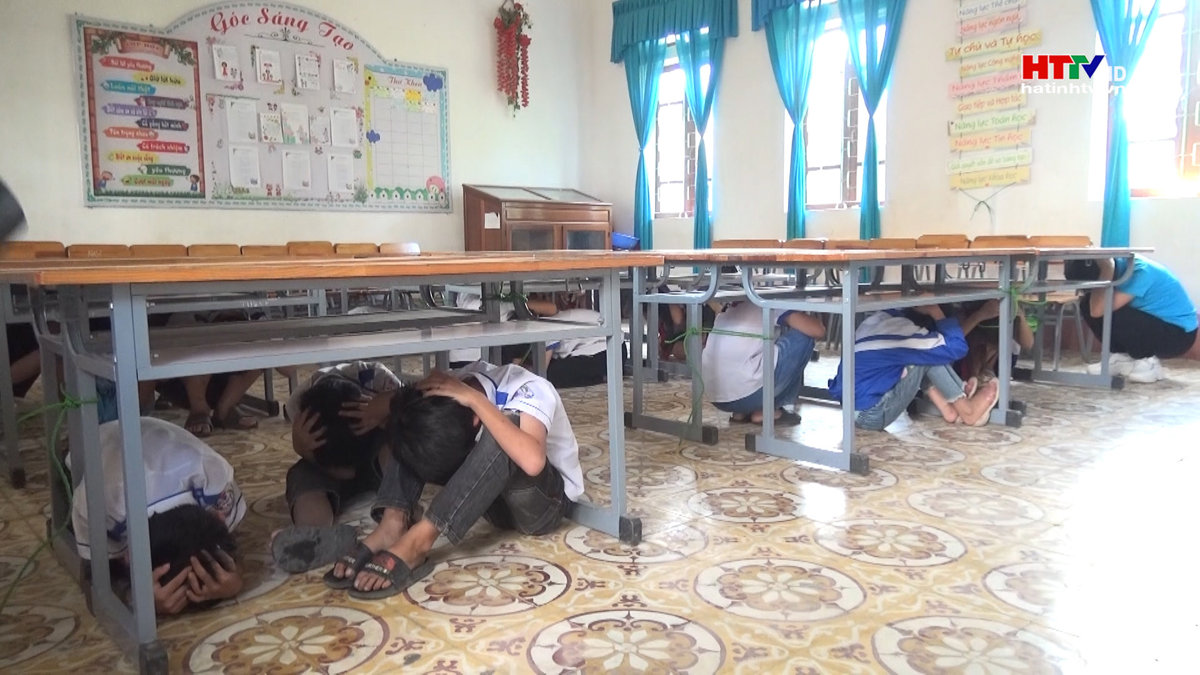 Hương Sơn: Diễn tập ứng phó với lốc xoáy tại trường học