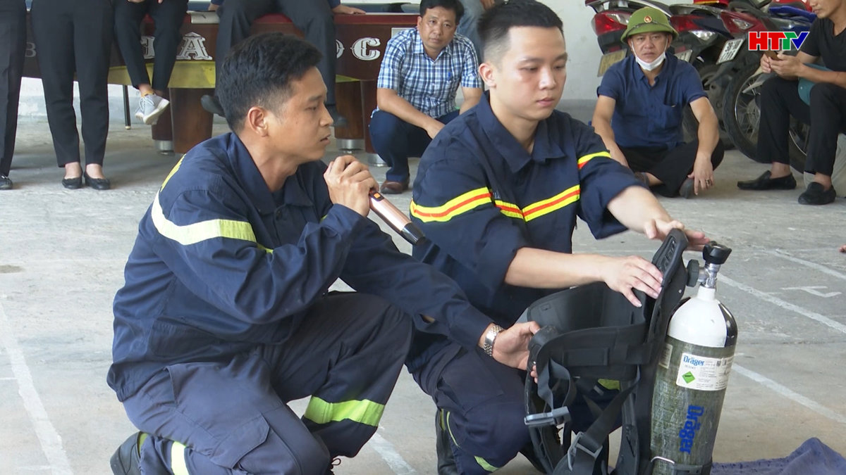 Cán bộ, giáo viên Hồng Lĩnh huấn luyện phòng cháy chữa cháy