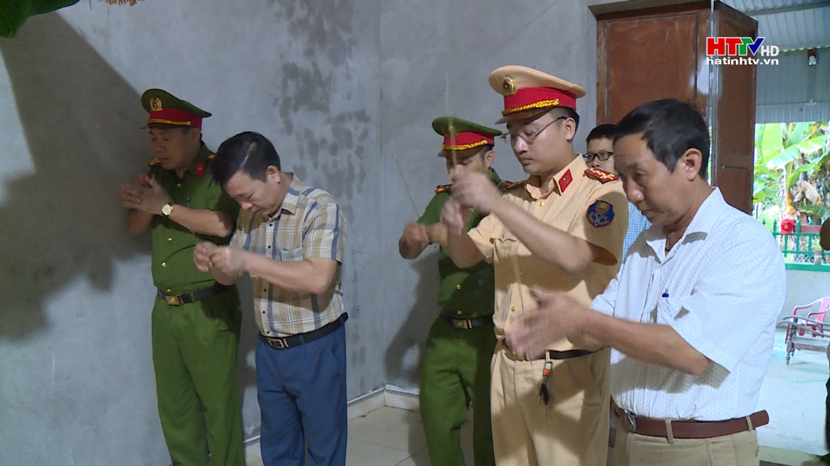 Thăm hỏi gia đình các nạn nhân tử vong do tại nạn giao thông