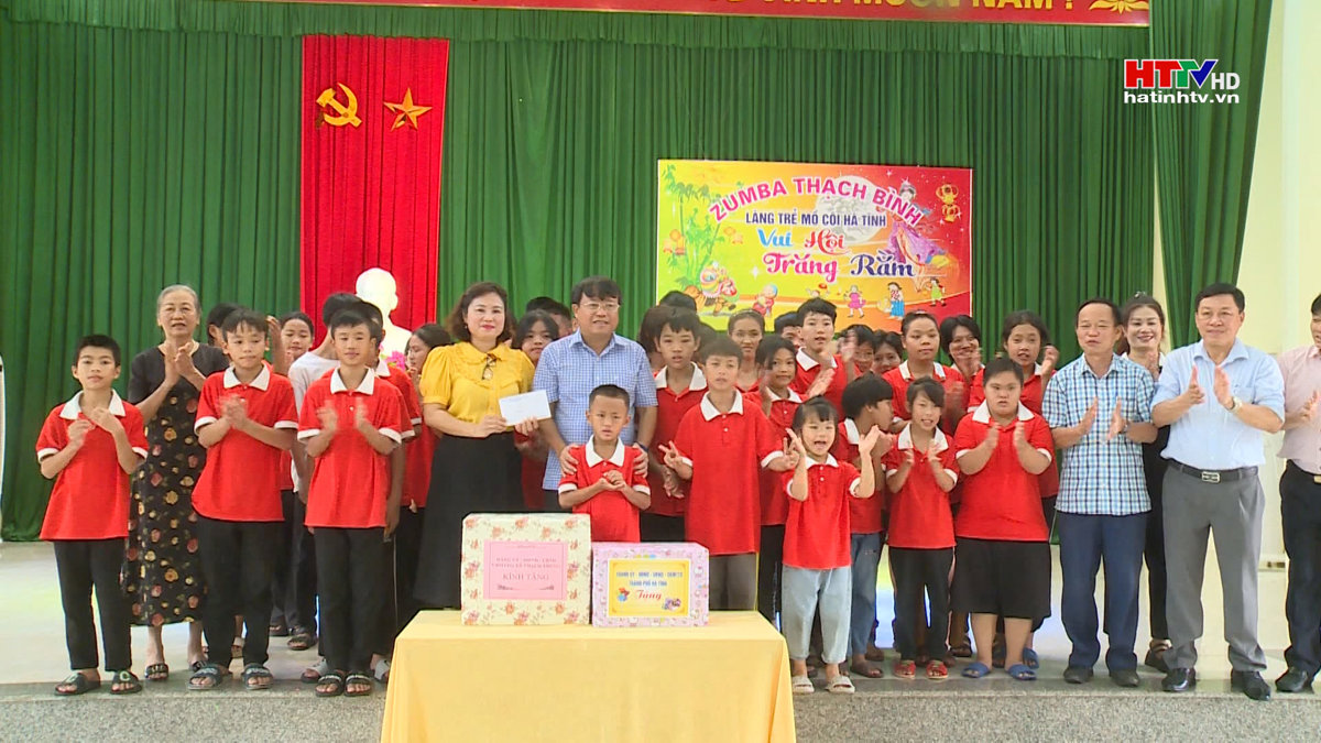 Bí thư Thành ủy tặng quà trẻ em nhân dịp Tết Trung Thu