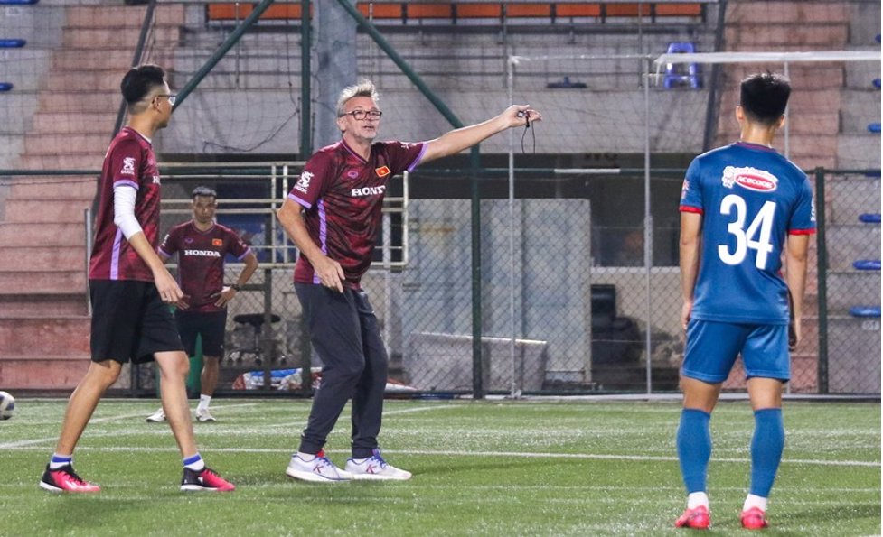 Thầy trò Troussier gấp rút tập luyện, chuẩn bị cho vòng loại thứ hai World Cup 2026