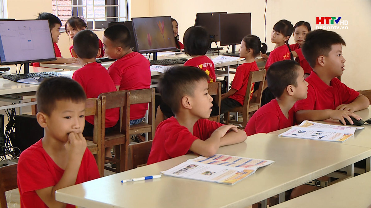 Hương Khê: Mỗi giáo viên tin học dạy 4 điểm trường