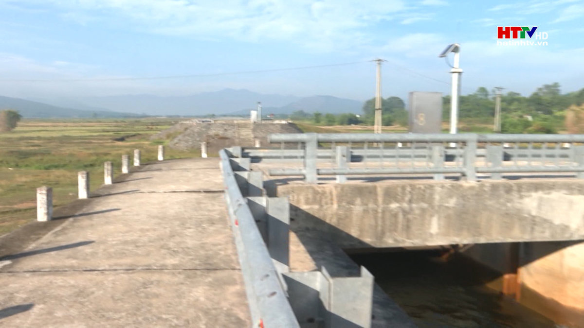 Ruộng đồng khô hạn bên dòng Ngàn Trươi