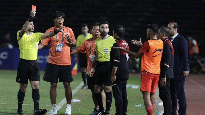 Thông tin bất ngờ về trọng tài rút 7 thẻ đỏ ở chung kết SEA Games 32